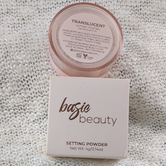 Basic Beauty Setting Powder in Translucent - Picture 2 of 10